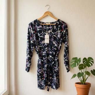 Robe By One courte imprimé fleurs noir et lilas ceinturée – Taille M/L – Neuf avec étiquette