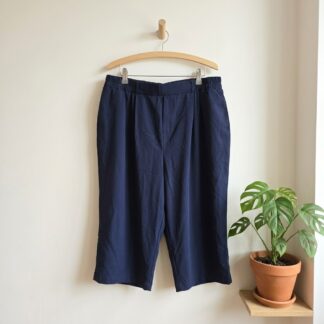 Pantacourt femme fluide bleu marine taille élastique – Taille L/XL – Neuf