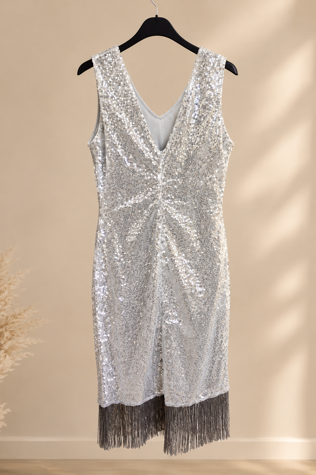 Robe à sequins argent franges col V sans manches – Taille M – Neuve sans étiquette Robe à sequins argent avec franges, vue de dos